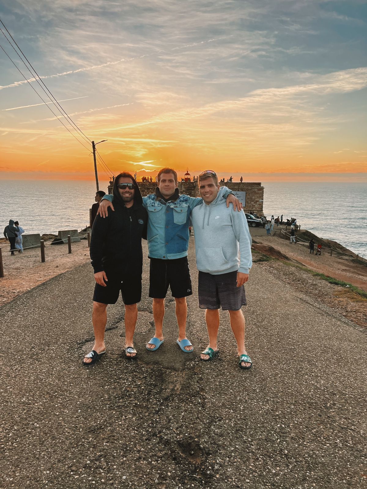 Juan Cruz Garcia Castañon con sus hermanos Joaquin Garcia Castañon y Tomas Garcia Castañon en el Faro de Nazare