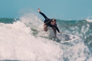Surfista en Roxy Aloha 2026, disfrutando de las olas.