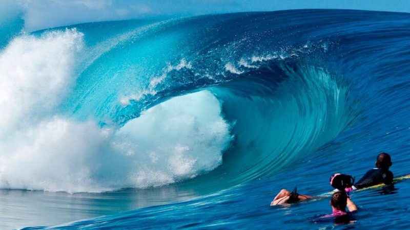 classic-surf-at-teahupoo-tahiti